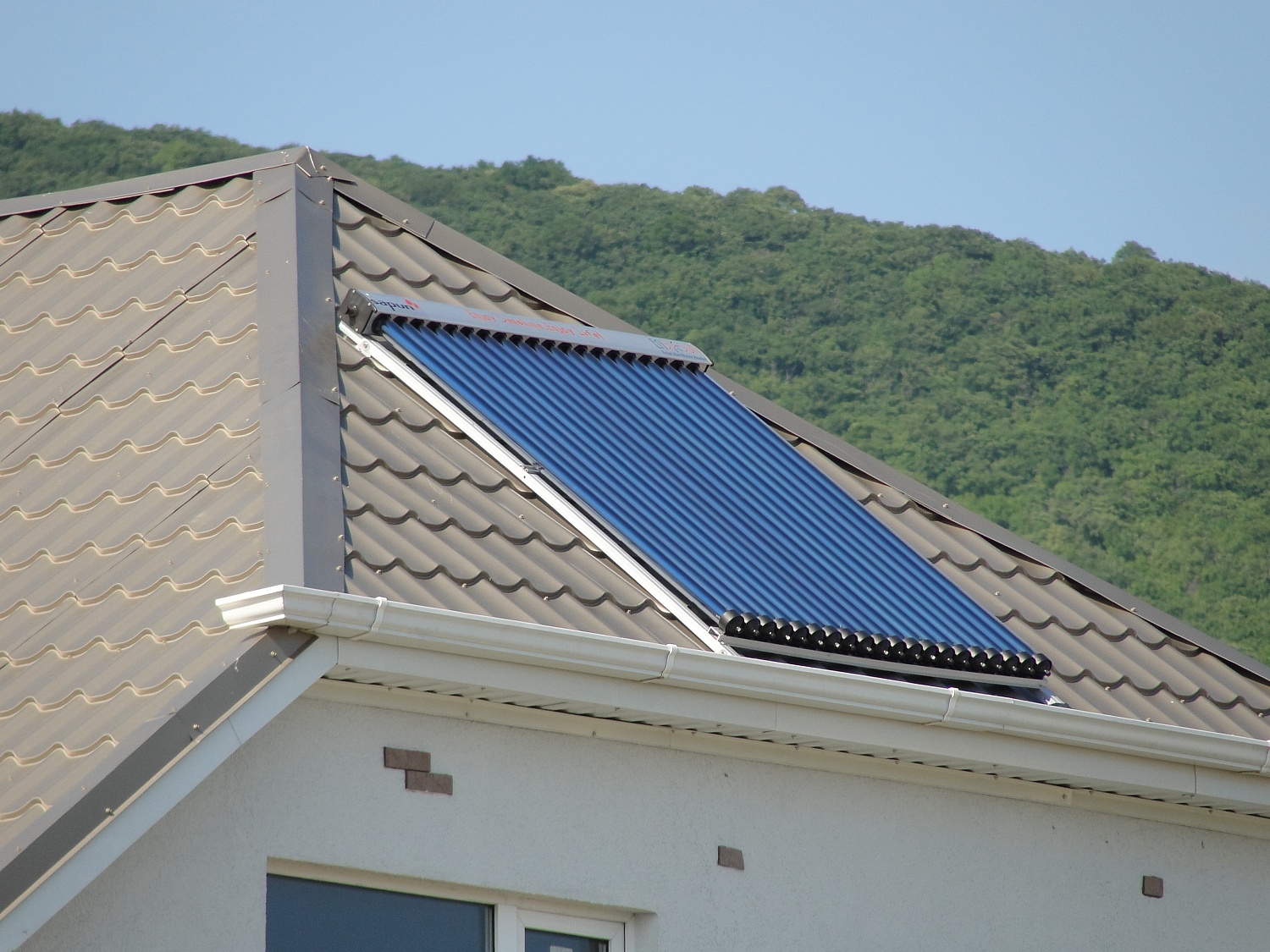 Монтаж солнечных коллекторов и тепловых насосов